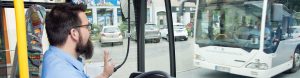 Führerscheinklasse D / DE Busfahrer grüßt anderen Busfahrer