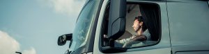Führerscheinklasse C / CE LKW-Fahrer entspannt am Steuer