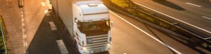 LKW Führerscheinklasse C / CE fährt im Sonnenuntergang